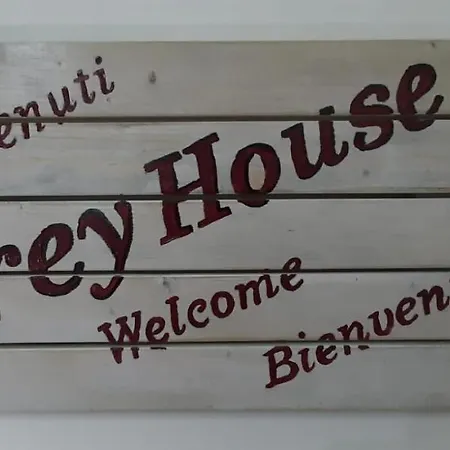 Grey House Daire